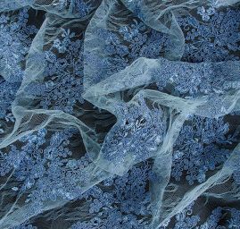 Krajka na vzorovém tylu květy blankytně modrá