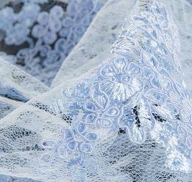 Krajka na vzorovém tylu květy modrá II.jakost