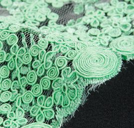 Krajka na vzorovém tylu květy světle zelená