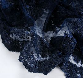 Krajka na vzorovém tylu květy temně modrá