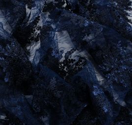 Krajka na vzorovém tylu květy temně modrá