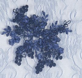 Krajka na vzorovém tylu květy temně modrá