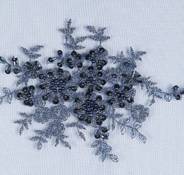 Krajka výšivka na tylu s korálky rokajlem tm. modrá