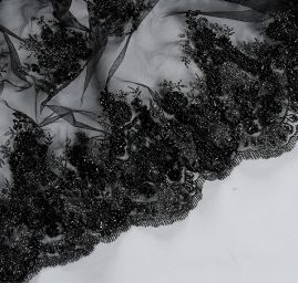 Krajka výšivka na tylu s korálky rokajlem černá/stříbrná