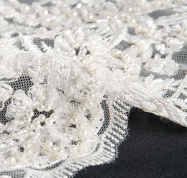 Krajka výšivka na tylu s korálky rokajlem slon. kost