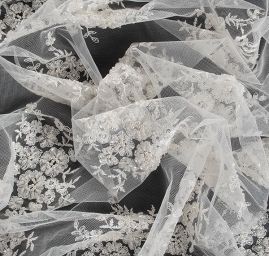 Krajka výšivka na tylu s korálky rokajlem slon. kost