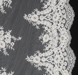 Krajka výšivka na tylu s korálky rokajlem slon. kost