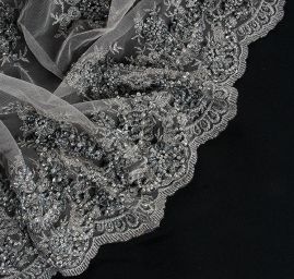 Krajka výšivka na tylu s korálky rokajlem šedá/stříbrná