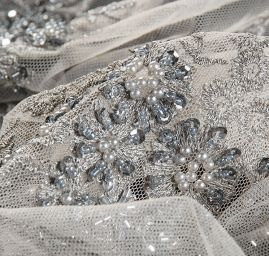 Krajka výšivka na tylu s korálky rokajlem šedá/stříbrná