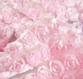 Efektní tyl se stužkovou aplikací růžiček růžových