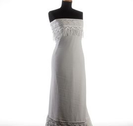 Žoržet šatový s krajovými lemy lomená bílá