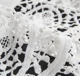 Žoržet šatový s krajovými lemy lomená bílá