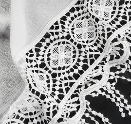 Žoržet šatový s krajovými lemy lomená bílá