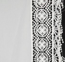 Žoržet šatový s krajovými lemy lomená bílá