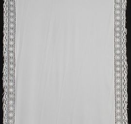 Žoržet šatový s krajovými lemy lomená bílá