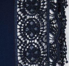 Žoržet šatový s krajkovými lemy tm. modrý