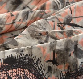 Hedvábný atlas květinový motiv/krajka starorůžová