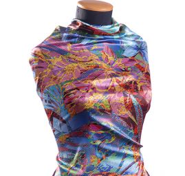 Atlasová látkla motiv listů/hadí kůže červená