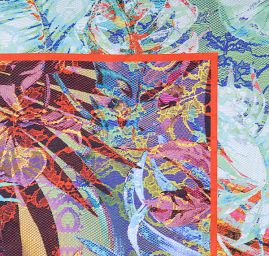 Atlasová látkla motiv listů/hadí kůže červená