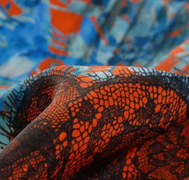 Hedvábný atlas květinový motiv/krajka červená