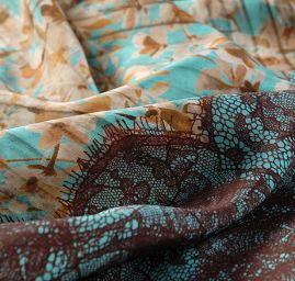 Hedvábný atlas květinový motiv/krajka modrá