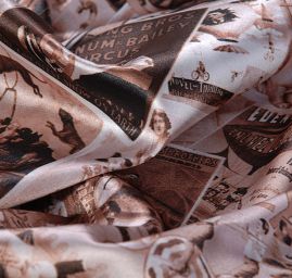 Atlas motiv vintage print  hnědá