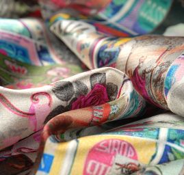 Hedvábný atlas motiv vintage print zeleno/šedá