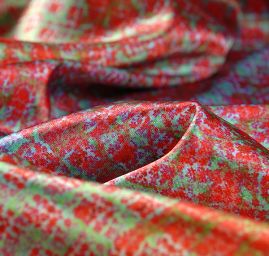 Atlas jemný grafický design motýlci/květy velký