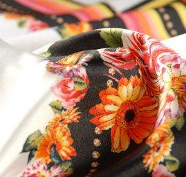 Atlas šátkový motiv bílý velký