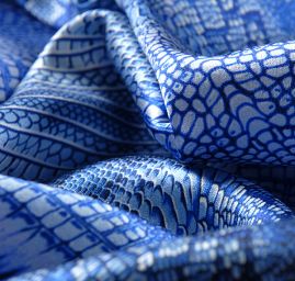 Hedvábný atlas krajkový motiv vlnek