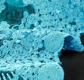 Krajka na vzorovém tylu květy světle tyrkysová