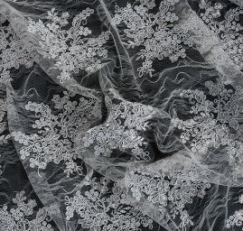 Krajka na vzorovém tylu květy světle šedá