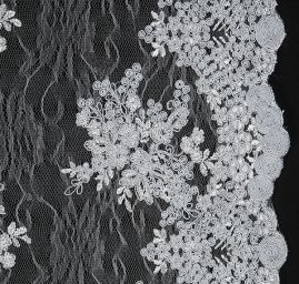 Krajka na vzorovém tylu květy světle šedá