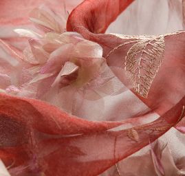 Organza s výšivkou a plastickými květy vínová