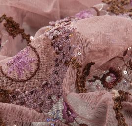 Krajka jemná romantická výšivka na tylu pudrová