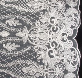 Krajka výšivka na tylu ornament slonová kost