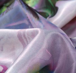 Satén fantazie v barvách zelené/pastel fialové