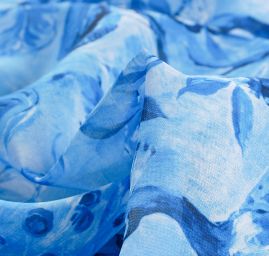 Šifon jemný se vzorem pávů a květin v modrém