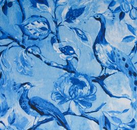 Šifon jemný se vzorem pávů a květin v modrém