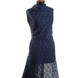 Efektní hrubá krajka vzor květů tmavší modrá 