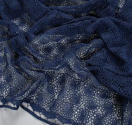 Efektní hrubá krajka vzor květů tmavší modrá 