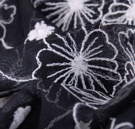 Vyšívaný tyl květy smetanová/černá