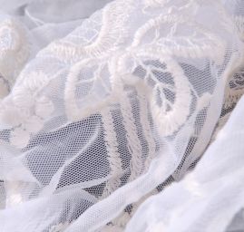 Vyšívaný tyl květinový motiv smetanová/bílá