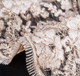 Krajka efektní výšivka na tylu zlatá