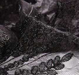 Efektní krajka výšivka na tylu černá