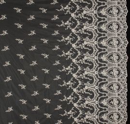 Krajka bordurová výšivka květin na tylu smetanová