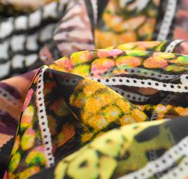 Šifon jemný zvířecí motiv fialovožlutý