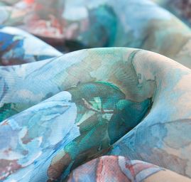 Jemný šifon romantický motiv růží modrozelený