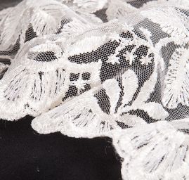 Krajka výšivka na tylu velký květ smetanová