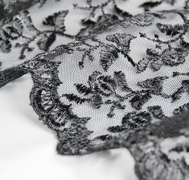 Krajka výšivka na tylu drobný květinový motiv černá
